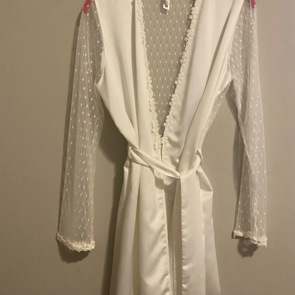 Flora Nikrooz Showstopper Long-Sleeve Lace-Back Robe - Size XS - Ivory - Picture 3 of 7
